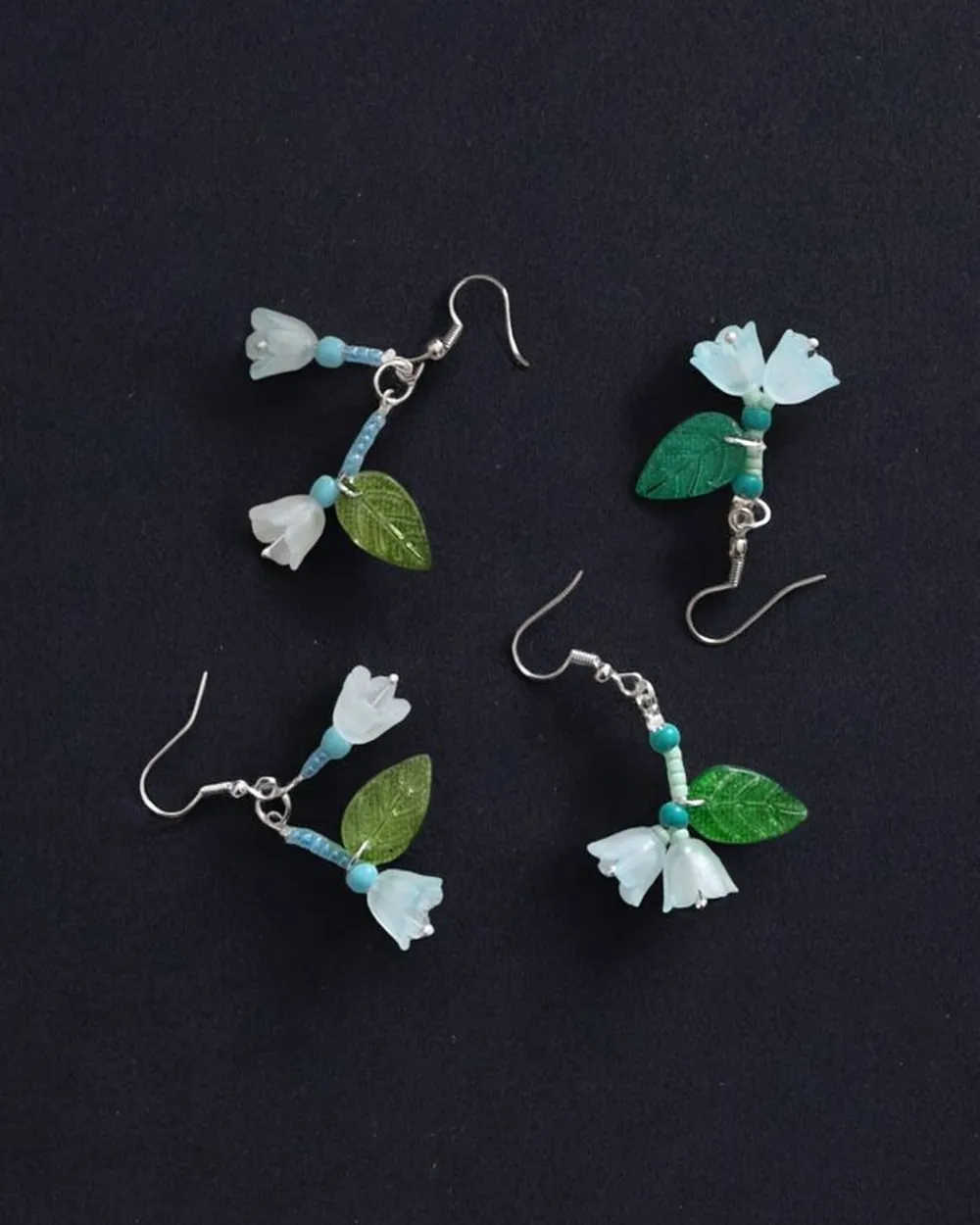 Deux paires de boucles d'oreilles fleurs en perles