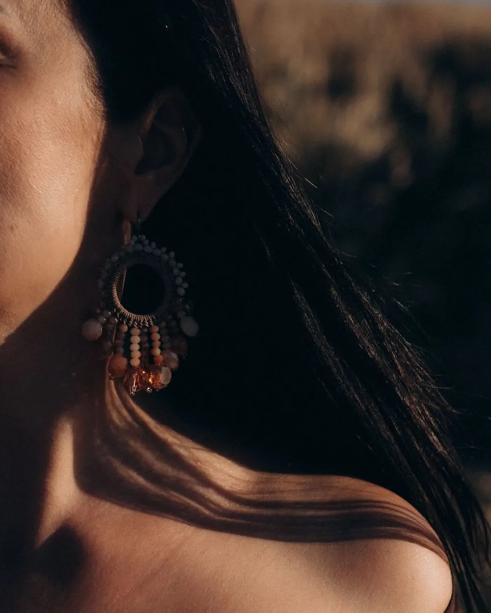 Créole à franges de perles portée à l'oreille