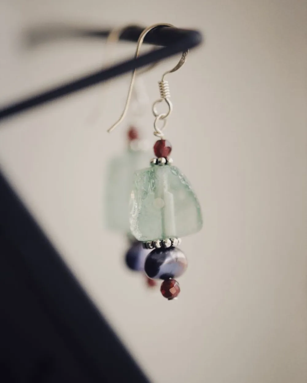 Pendant d'oreille en verre dépoli et perles