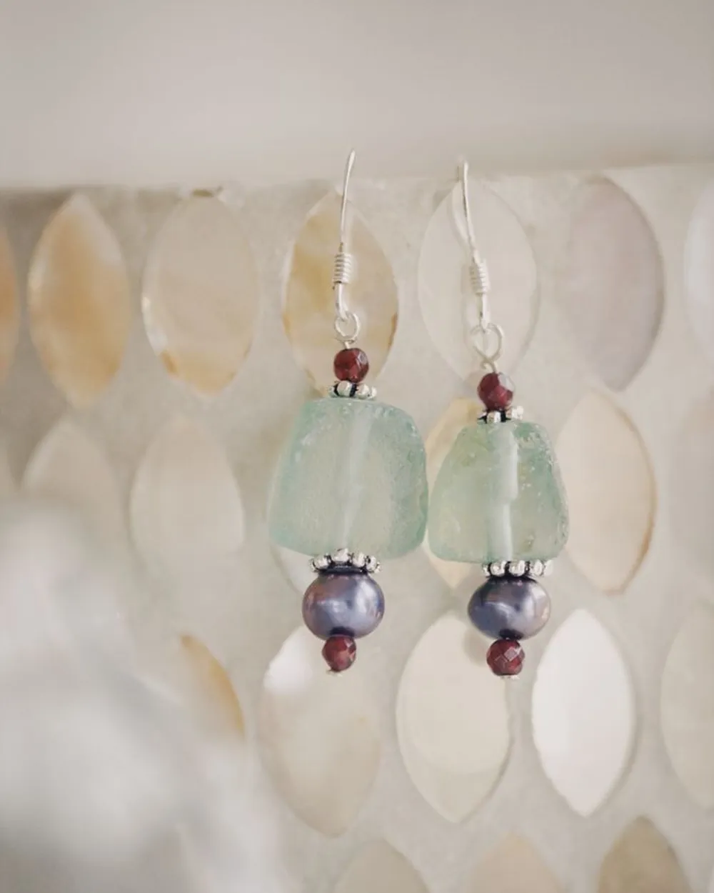 Boucles d'oreilles pendantes en verre et perles