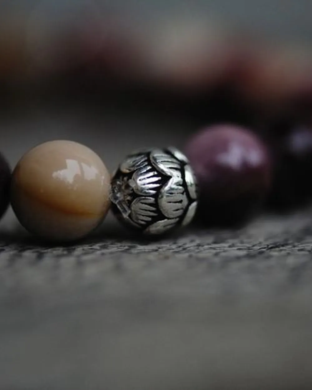 Gros plan sur un bracelet de perles rondes