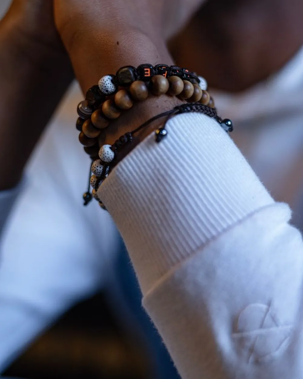 Bracelets de perles superposés au poignet
