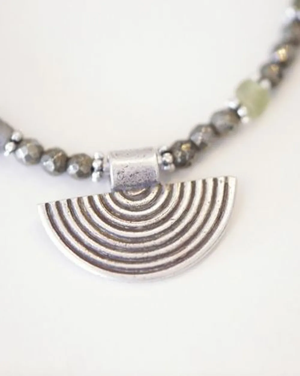 Collier de perles avec un pendentif en demi-cercle