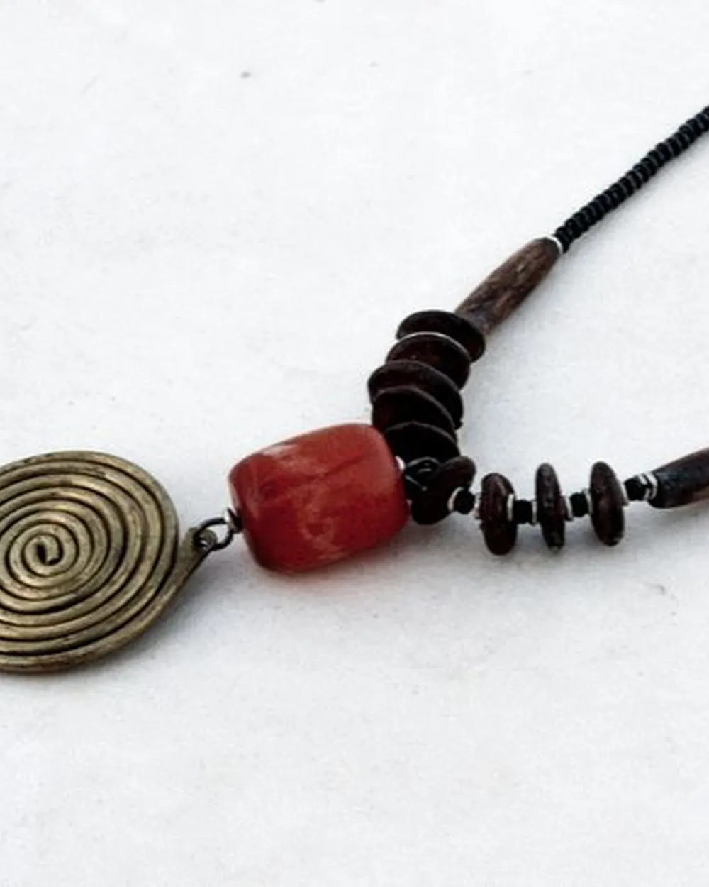 Collier de perles avec un pendentif spirale
